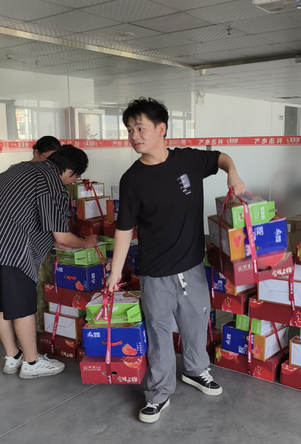 Sa okasyon ng mid-autumn festival, inihanda ng Kexun Electric ang mga katangi-tanging kahon ng regalo para sa bawat empleyado.