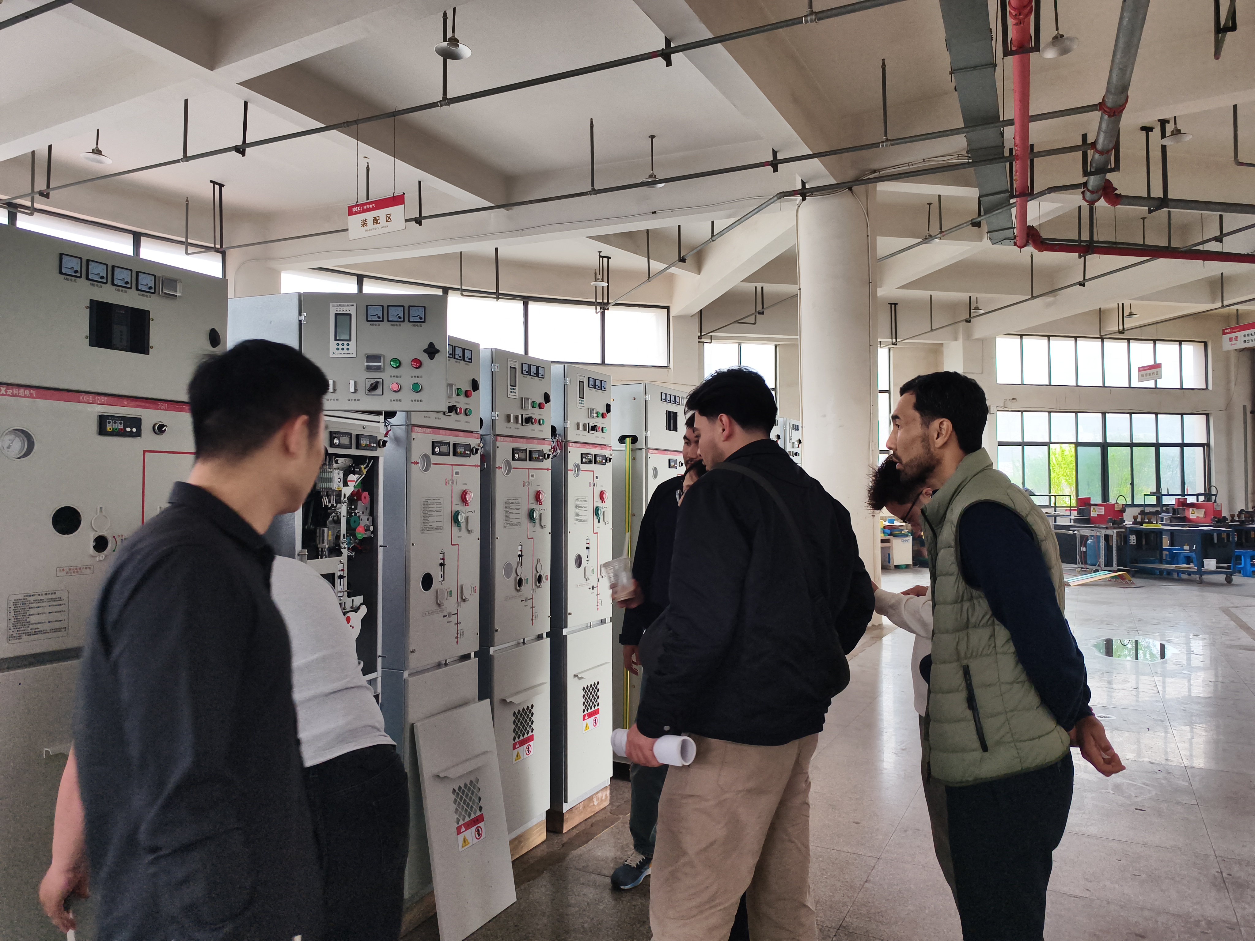 Bumisita ang mga Kliyente ng Kazakhstan sa High-Voltage Power-Distribution Equipment Manufacturing Base ng Kexun Electric